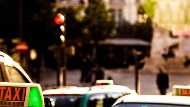 Nova lei do TVDE permite que táxis prestem serviços através de plataformas eletrónicas